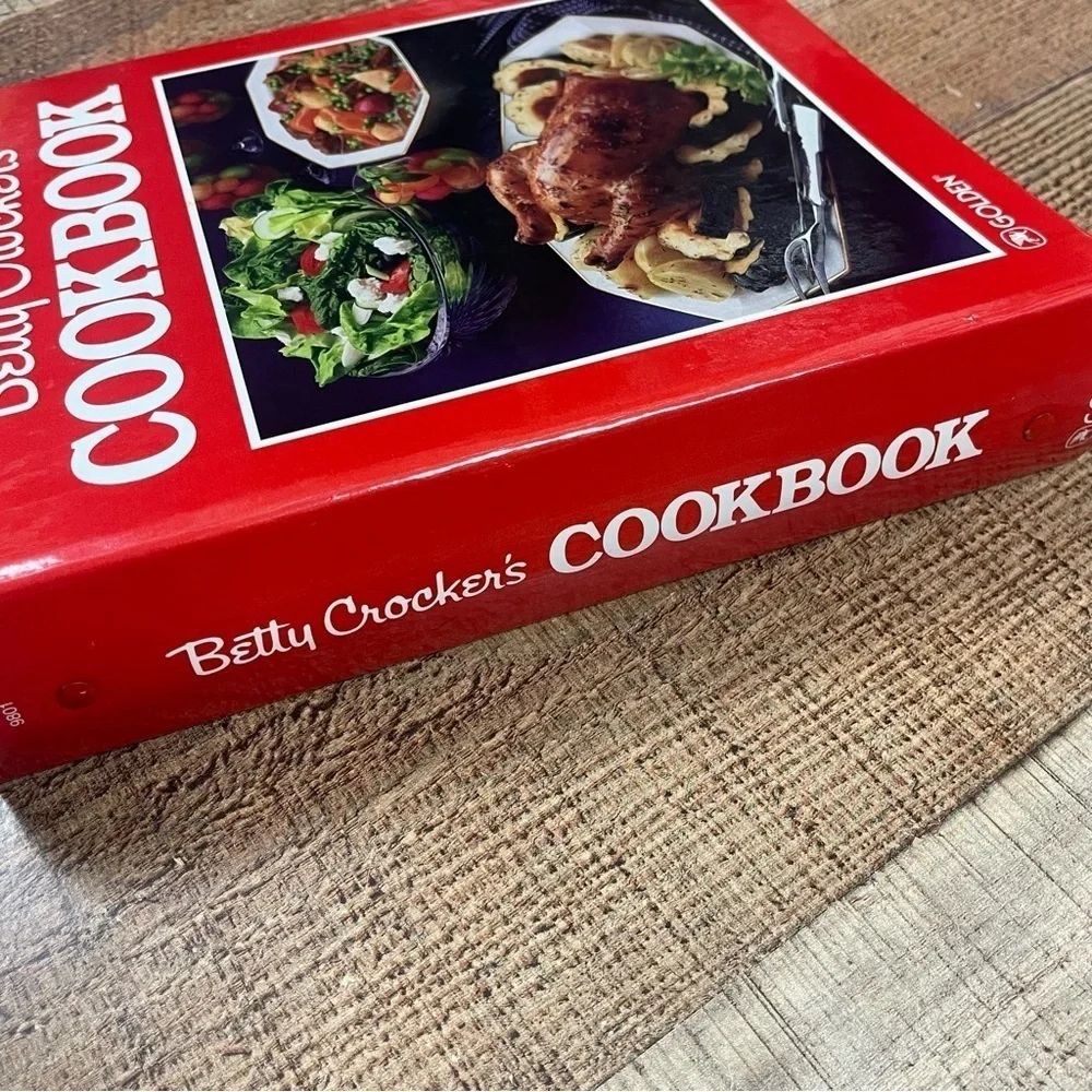 Vintage 1987 Golden Betty Crocker's Cookbook 5 Ring Binder Hardcover Recipes